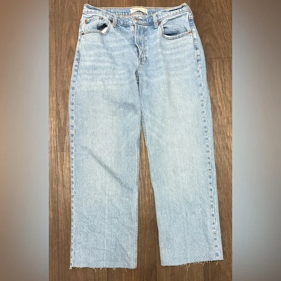 Abercrombie The Baggy Low Rise Jeans Raw Hem Light Wash Size 28 - Picture 3 of 5